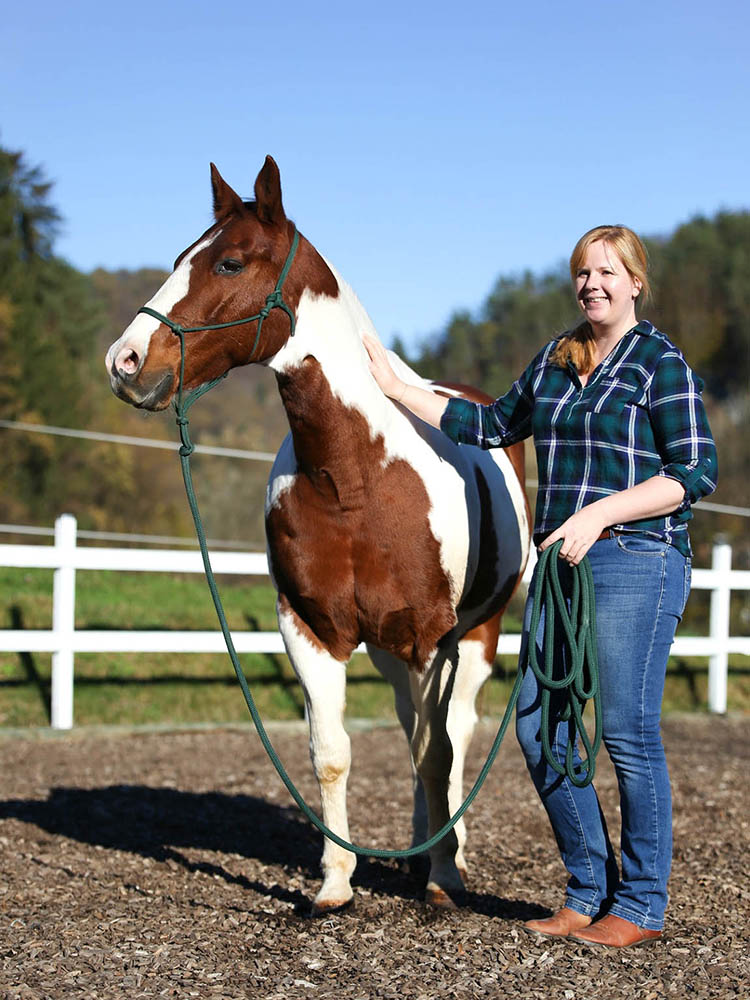 Verena mit Badgi im Viereck