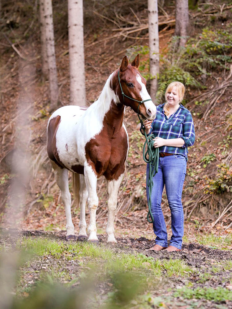 Verena mit Badgi im Wald