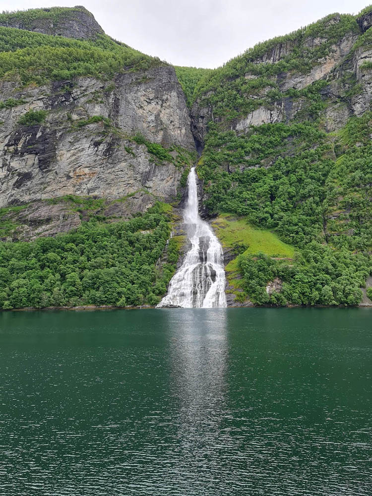 Ein Wasserfall im norwegischen Geirangerfjord